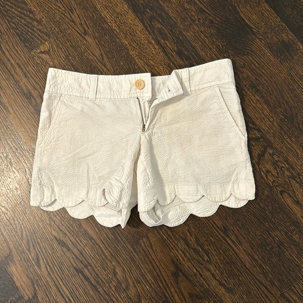 Lilly Pulitzer Seersucker white scalloped shorts size 00